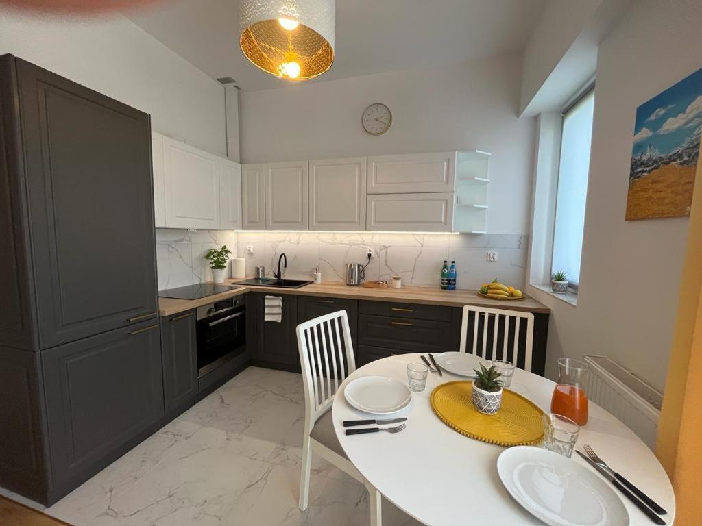 Apartament R House - Brand New With Patio And Garage
